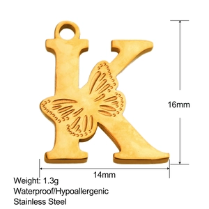 Detalle del colgante letra K de acero inoxidable de oro 18k con grabado de mariposa hueca