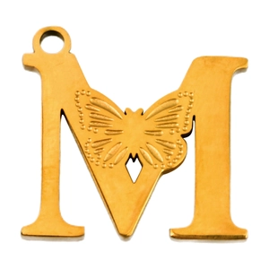 Colgante letra M de acero inoxidable oro 18K con detallado diseño de mariposa fina
