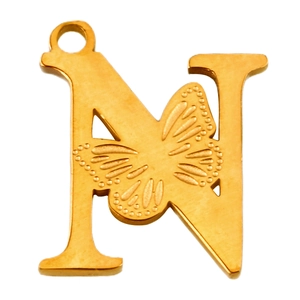 Detalle de colgante de letra N con mariposa en acero inoxidable chapado en oro 18K