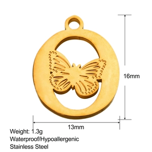 Vista detallada del colgante de mariposa de acero inoxidable chapado en oro 18K con medidas