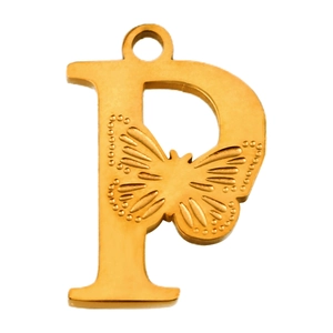Detalle del colgante letra P bañado en oro de 18K con diseño grabado de mariposa fina