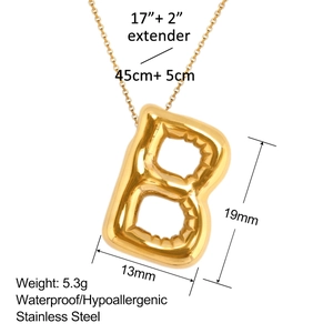 18K vergoldete Edelstahl-Halskette mit Bubble-Buchstabe B und Größenangaben im Detail