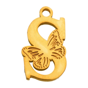 Detalle macro del colgante letra S en oro de 18K con texturas de alas de mariposa