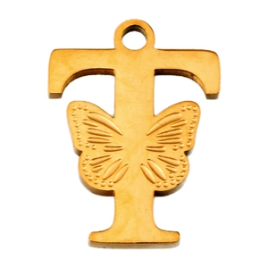 Vista detallada de un colgante de letra T chapado en oro 18K con relieve de mariposa