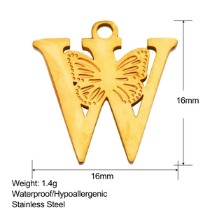 Detalle del colgante letra W oro 18K con mariposa calada, joya de acero inoxidable de 16mm