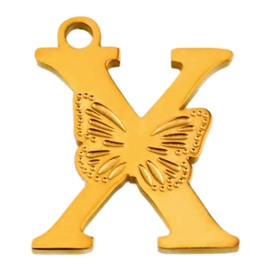 Primer plano del colgante letra X bañado en oro de 18K con un fino motivo de mariposa