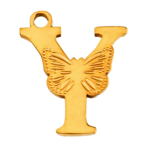 Vista macro de un colgante letra Y bañado en oro 18K con grabado detallado de mariposa