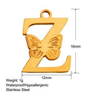 Detalle del colgante letra Z de acero inoxidable 18K con mariposa y medidas de 16mm