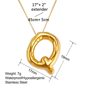 Detailansicht des goldenen Buchstaben Q Anhängers mit Maßen von 19x17mm und Halskette