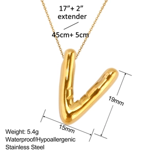 Makroaufnahme von 18k vergoldetem Edelstahl Buchstabe V Anhänger mit 45cm Kettendetails