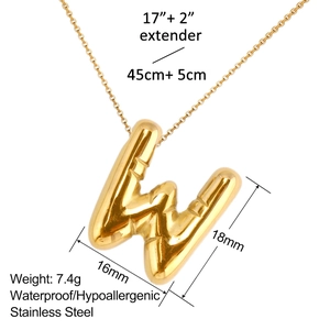 Goldene 18K Bubble-Buchstabe W Halskette aus Edelstahl auf weißem Hintergrund