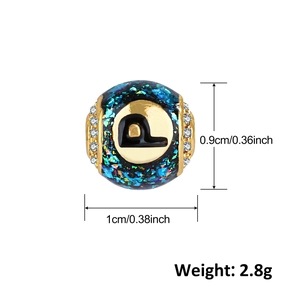 Dettaglio dello charm lettera L in smalto blu con pavé di cristalli e placcatura oro