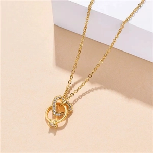 Elegante collar bañado en oro de 18k con colgantes de corazón y mini anillo entrelazado