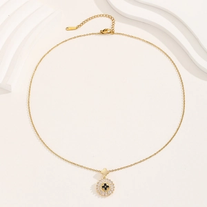 Collana con ciondolo a quadrifoglio dorato con inserto nero e cristalli scintillanti