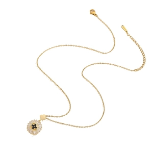 Collana in acciaio dorato con ciondolo a quadrifoglio nero e zirconi taglio baguette