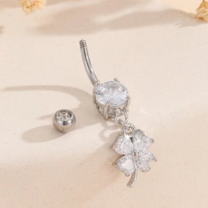Bauchpiercing aus Edelstahl mit glänzendem Zirkonia-Anhänger in Kleeblattform