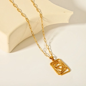 Dettaglio della collana a graffetta placcata oro 18K con ciondolo quadrato geometrico cavo