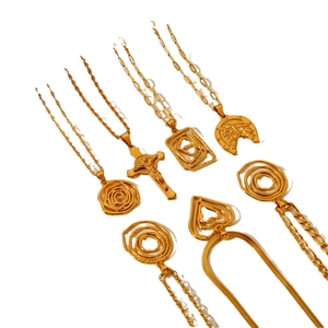 Set di sette collane in acciaio inossidabile placcato oro 18K con ciondoli a cuore e croce