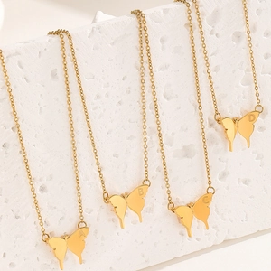 Minimalistische goldene Schmetterlingskette mit feiner Edelstahl-Gliederkette für Damen