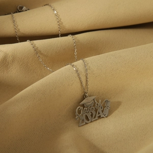 Minimalistische roestvrijstalen afstudeerjas ketting met Class of 2024 hanger