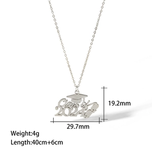 Zilverkleurige roestvrijstalen ketting met afstudeerhoed en diploma hanger Class of 2024