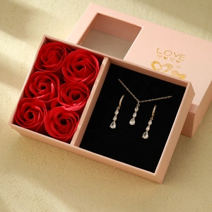 Ensemble Collier et Boucles d'Oreilles en Cuivre avec Pendentif Goutte d'Eau et Coffret Cadeau Fleurs de Savon Rose Femme