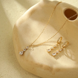 Élégante parure de bijoux dorés avec collier et boucles d'oreilles en zircone en poire