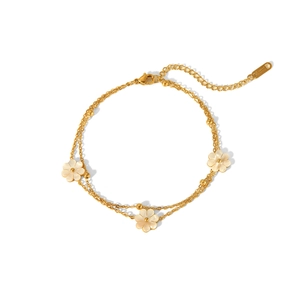 Detalle de la tobillera de acero inoxidable 18K con margaritas de nácar blancas
