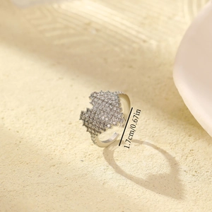Verstellbarer silberner Herzring mit glitzernden Zirkonia und 1,7 cm Innendurchmesser