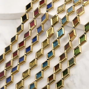 Bunte geometrische Glasperlen in Rautenform mit vergoldetem Rand für DIY Schmuck