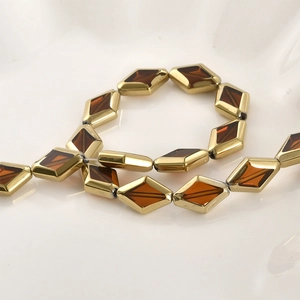 Bernsteinfarbene Glas-Rautenperlen mit vergoldeten Kanten für DIY Schmuck und Design