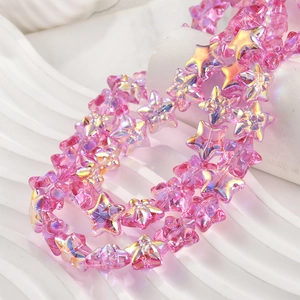 Vista macro de cuentas de vidrio estrella rosa AB irisadas para joyería y artesanía