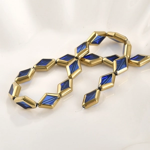 Detailansicht rautenförmiger blauer Glasperlen mit vergoldetem Rand für DIY-Schmuck