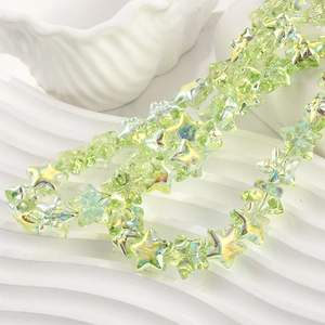 Detalle macro de cuentas de vidrio estrella verde claro iridiscente para joyas