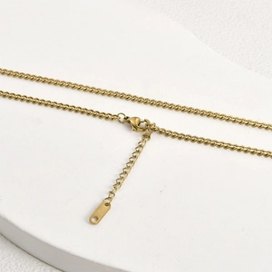 Halskette aus goldenem Edelstahl mit Karabinerverschluss und Verlängerungskette glänzend