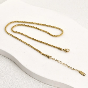 Detailaufnahme der goldenen Edelstahl-Kordelkette mit Karabinerverschluss und Verlängerung