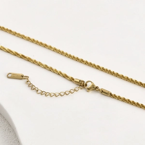 Detail einer goldenen Edelstahl-Gliederkette mit Karabiner und S.STEEL-Anhänger