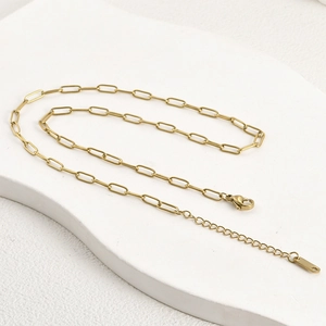 Detail der goldenen Edelstahl-Büroklammerkette mit Karabiner und Verlängerung