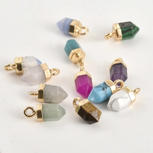 Mini pendentifs cylindriques en cristal de pierre naturelle avec capuchons dorés