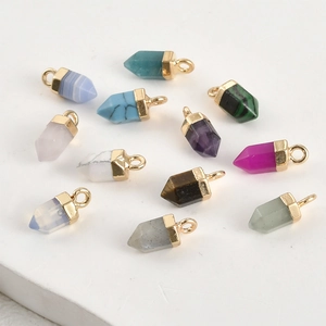 Mini pendentifs en cristal hexagonal et pierre naturelle avec attaches dorées