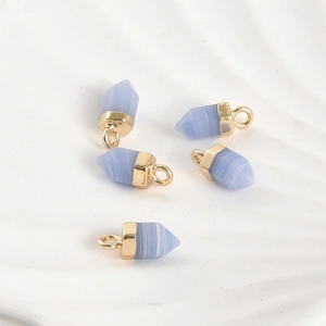 Détail de cinq pendentifs hexagonaux en agate bleue avec attaches dorées pour bijoux DIY