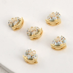 Detailansicht von 5 blauen Emaille-Schaukelpferd-Anhängern für DIY-Schmuck