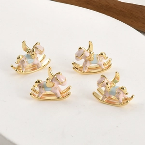 Detail von rosa Emaille-Schaukelpferd-Anhängern mit 18k Goldbeschichtung für DIY-Schmuck