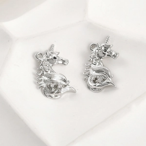 Détail macro du pendentif licorne argenté avec zircon pour la création de bijoux DIY