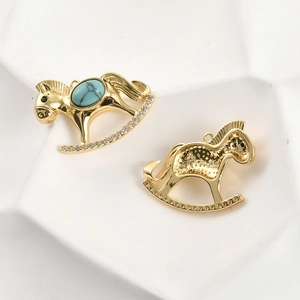 Detail von 18k vergoldeten Schaukelpferd-Anhängern mit blauem Stein und Zirkon