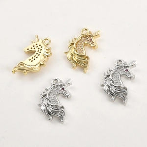 Détails de pendentifs licorne avec placage d'or et pierres de zircone blanc