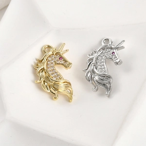 Détail macro de pendentifs licorne plaqués or 14k avec zircons brillants pour bijoux DIY