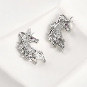 Vue macro de breloques licorne en plaqué or 14 carats avec zircons pour bijoux DIY