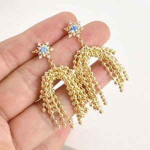 Orecchino a stella placcato oro 14k con cristallo blu e lunghe nappe a cascata di perline