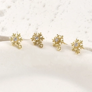 Set di 4 ciondoli a fiocco di neve placcati oro 14k con zirconi per creazione gioielli